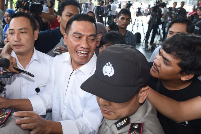 Bupati Rokan Hulu, Suparman (kiri) dicecar pertanyaan oleh wartawan seusai menjalani pemeriksaan di Gedung KPK, Jakarta, Selasa (10/5).