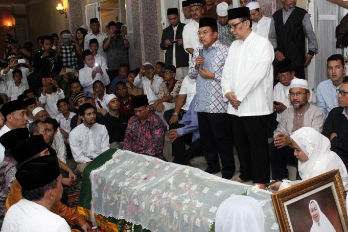 Wakil Presiden Jusuf Kalla bersama sejumlah tokoh nasional melayat almarhumah mantan Menteri Negara Pemberdayaan Perempuan Tuty Alawiyah di rumah duka di Jalan Jatiwaringin, Pondok Gede, Bekasi, Jawa Barat, Rabu (4/5).