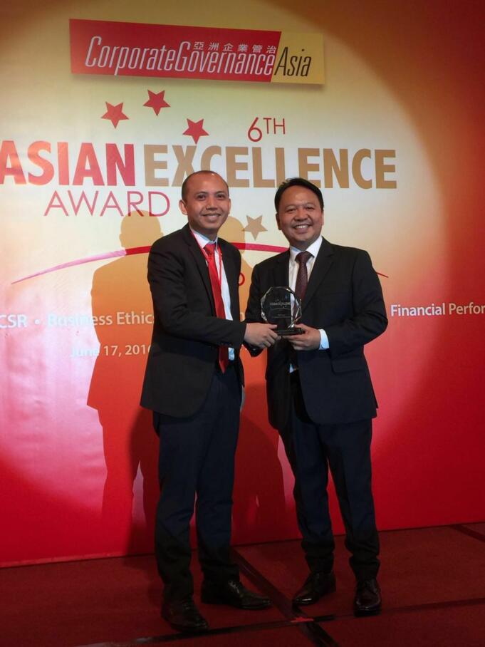 Caption Foto : Mewakili Telkom, Vice President Investor Relation Andi Setiawan (kiri) menerima penghargaan Asian Excellence Award 2016 dari Founder, Managing Director & Publisher Corporate Governance Asia Aldrin Monsod (kanan) di Hong Kong, Kamis (15/6).