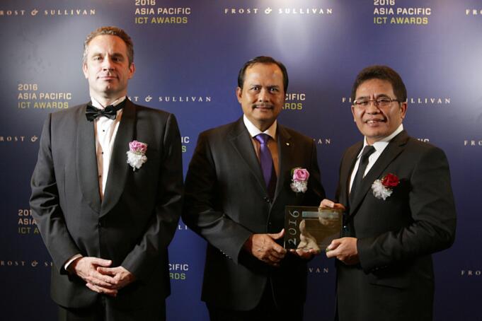 Direktur Utama Telkom Alex J. Sinaga bersama Duta Besar Republik Indonesia untuk Singapura, I Gede Ngurah Swajaya dan Senior Vice President ICT Practice Frost & Sullivan Andrew Milroy saat menerima penghargaan Telecom CEO of The Year dalam ajang Asia Pacific ICT Award 2016 yang diselenggarakan oleh Frost & Sullivan di Singapura