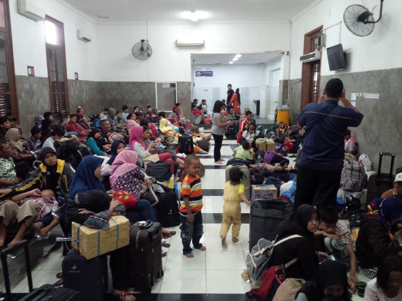 Penumpang KA di Stasiun Gubeng Surabaya Gagal Berangkat Akibat Banjir di Kabupaten Pasuruan