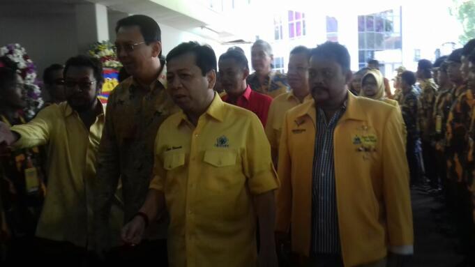 Ketua Umum Partai Golkar menghadiri Musyawarah Daerah (Musda) DPD PG DKI Jakarta di Kantor DPP Partai Golkar di Jalan Anggrek Nelly, Slipi, Jakarta (19/6). Musda ini merupakan konsolidasi para kader yang salah satunya untuk memutuskan calon gubernur DKI Jakarta yang akan didukung