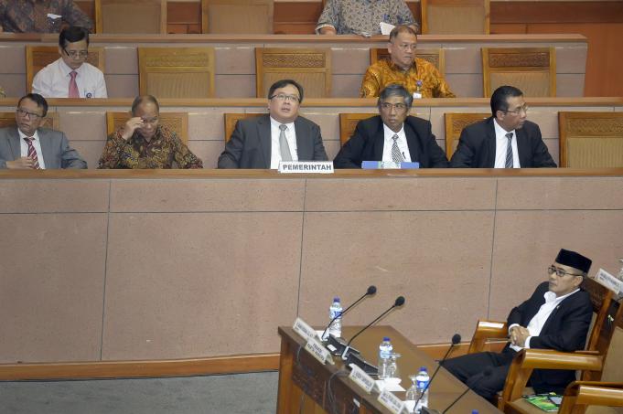 Menteri Keuangan Bambang Brodjonegoro (tengah) didampingi Wamenkeu Mardiasmo (kedua kanan) mengikuti mengikuti Rapat Paripurna DPR yang membahas tentang penyusunan RAPBN 2017 dan RKP 2017 di Kompleks Parlemen Senayan, Jakarta, Kamis (2/6).