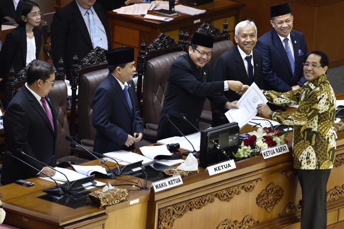 Wakil Ketua Badan Legislasi (Baleg) DPR Firman Subagyo menyerahkan berkas laporan kepada pimpinan Sidang Paripurna Taufik Kurniawan (tengah) didampingi Ketua DPR Ade Komaruddin (kedua kiri), Wakil Ketua DPR Fadli Zon (kiri), Agus Hermanto (kedua kanan) dan