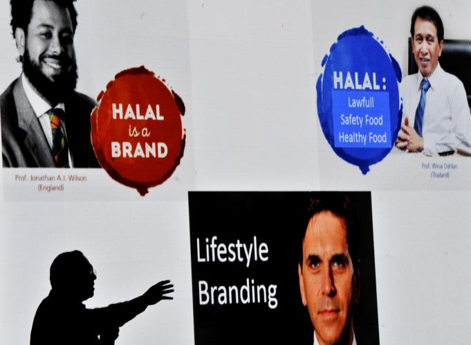 Konsultan Halal Tourism Sapta Nirwandar member penjelasan pada seminar Pariwisata Halal (Halal Tourism) di Makassar, Sulawesi Selatan, Sabtu (18/6).