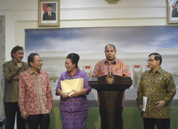 Menko Maritim dan Sumber Daya Rizal Ramli (kedua kiri) berdiskusi dengan Wakil Gubernur Papua Barat Irene Manibuy (tengah), Bupati Sorong Steve Malak (kedua kanan) serta Seskab Pramono Anung (kanan) saat memaparkan hasil Rapat Terbatas Kabinet membahas Kaw