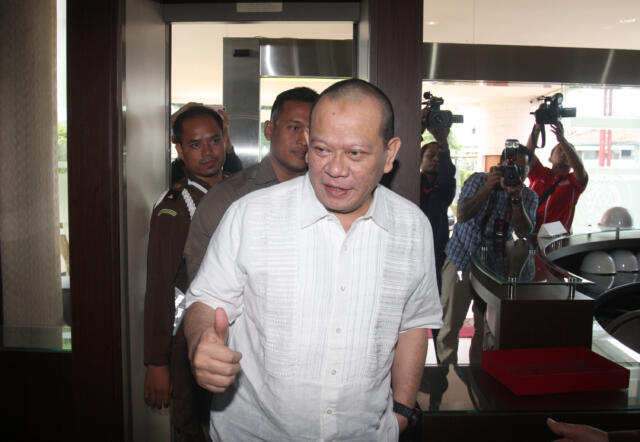 Tersangka kasus dugaan korupsi penyalahgunaan dana hibah di Kamar Dagang dan Industri Indonesia (Kadin) Jawa Timur La Nyalla Mattalitti dikawal petugas saat menjalani pemeriksaan di Gedung Bundar Kejaksaan Agung, Jakarta