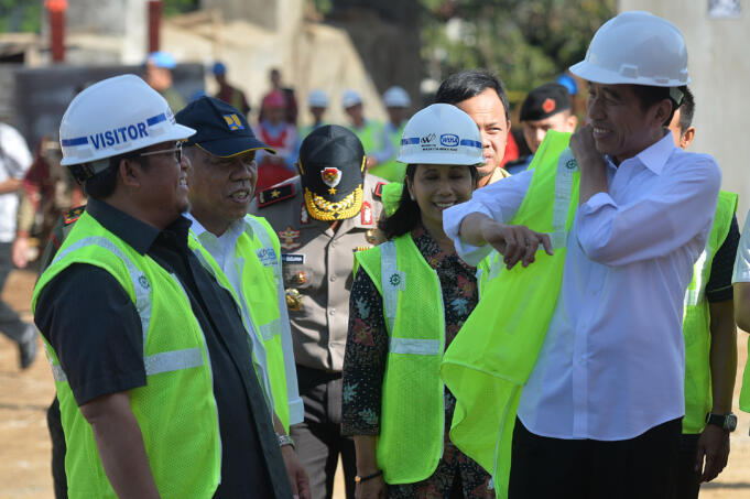 Presiden Joko Widodo (kanan) berbincang dengan Gubernur Jawa Barat Ahmad Heryawan (kiri), Menteri PU dan PR Basuki Hadimuljono (kedua kiri) dan Menteri BUMN Rini Soemarno (kedua kanan) di lokasi pembangunan Jalan Tol ruas Bogor-Ciawi-Sukabumi seksi satu di
