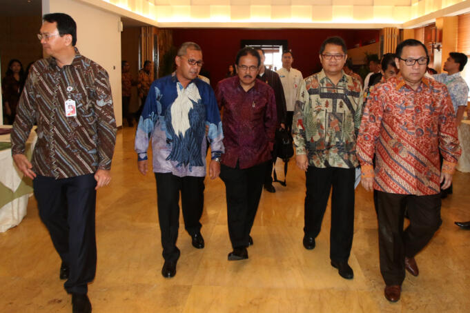 Gubernur Bank Indonesia (BI) Agus Martowardojo (kanan) bersama Menteri Komunikasi dan Informatika Rudiantara (kedua kanan), Menteri Perencanaan Pembangunan Nasional/Kepala Bappenas Sofyan Djalil (tengah), Walikota Makasar Mohammad Ramdhan Pomanto (kedua ki