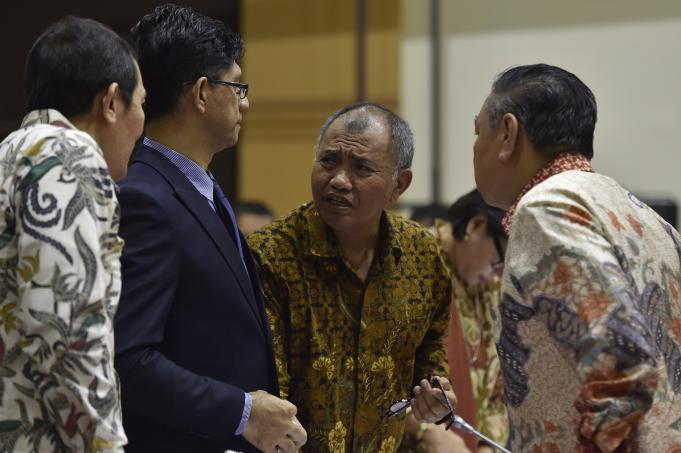 Ketua KPK Agus Rahardjo (kedua kanan) didampingi Wakil Ketua KPK Saut Situmorang (kiri) dan Laode M Syarif (kedua kiri) berbincang dengan anggota Komisi III usai rapat dengar pendapat di Komplek Parlemen Senayan, Jakarta,