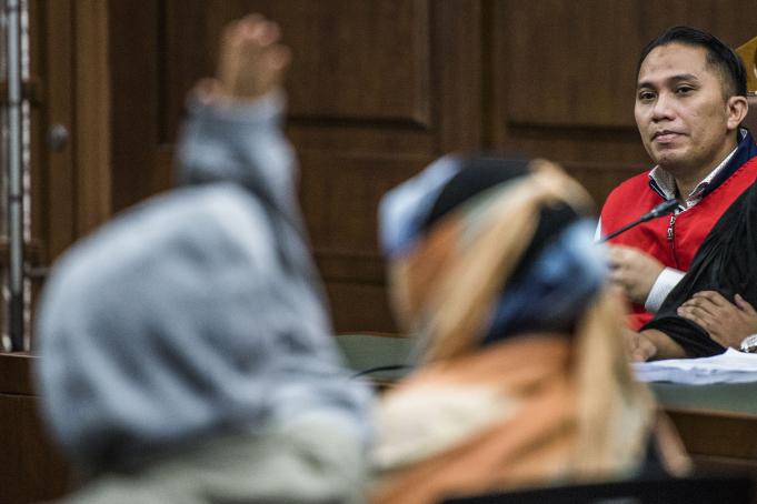 Terdakwa penganiayaan pembantu rumah tangga (PRT) Fanny Syafriansyah alias Ivan Haz (kanan) menjalani sidang lanjutan di Pengadilan Negeri Jakarta Pusat, Jakarta, Rabu (15/6).