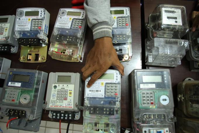 Barang bukti kejahatan sebanyak 14 unit Kilowatt-Hour (kWh) atau meteran listrik beserta tiga tersangka pelakunya diamankan saat rilis kejahatan di Mapolresta Bandar Lampung, Lampung, Selasa (21/6)