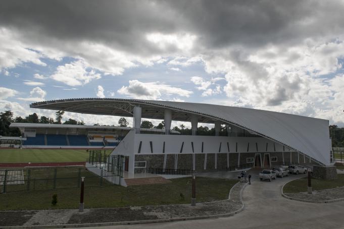 Suasana pengerjaan Mimika Sport Complex yang dibangun PT Freeport Indonesia di Kabupaten Mimika, Papua, Jumat (17/6).