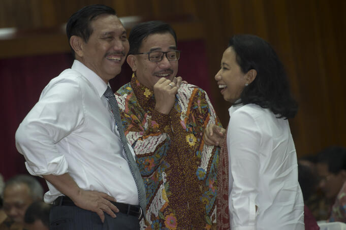 Menko Polhukam Luhut Pandjaitan (kiri) berbincang dengan Menteri ATR/Kepala BPN Ferry Mursyidan Baldan (tengah) dan Menteri BUMN Rini Soemarno (kanan) sebelum mengikuti Rapat Paripurna Satuan Tugas Percepatan dan Efektivitas Pelaksanaan Kebijakan Ekonomi d