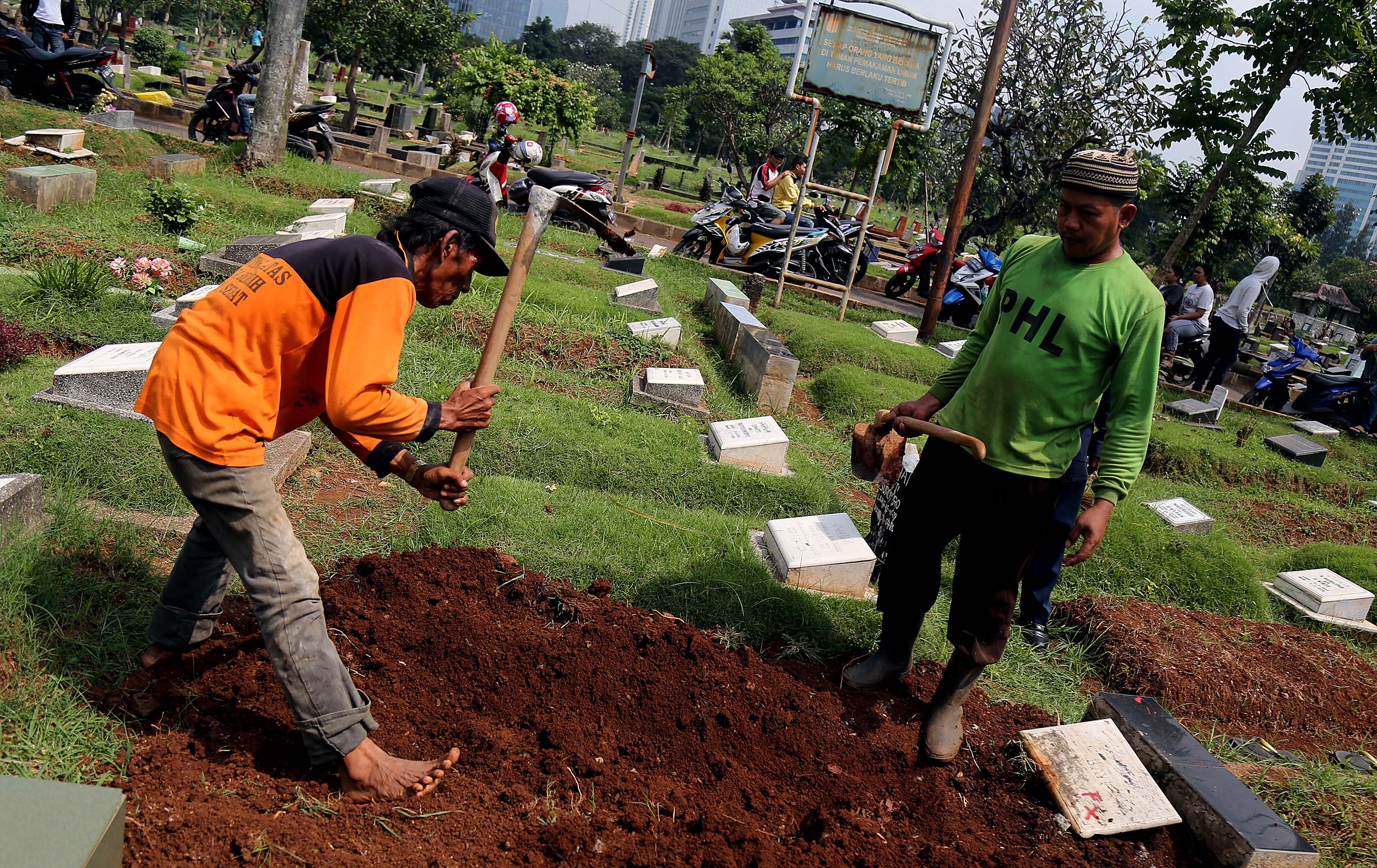 Petugas Kembali Bongkar Makam Palsu Di Menteng Pulo