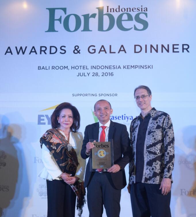 Vice President Investor Relations Telkom Andi Setiawan (tengah) menerima penghargaan Forbes Global 2000 Awards dari Chief Editorial Advisor Forbes Indonesia Justin Doebele (kanan) didampingi Bureau Chief and Editor-in-Chief of Forbes Indonesia Maria Lukito (kiri) di Jakarta, Kamis (28/7).