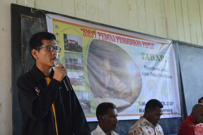 Foto Kata Sambutan dari Hasan Asyhari, S.Pd., pada acara penyerahan donasi pendidikan SM-3T UNP untuk Kabupaten Sorong, Provinsi Papua - Dokumentasi Hasan Asyhari.