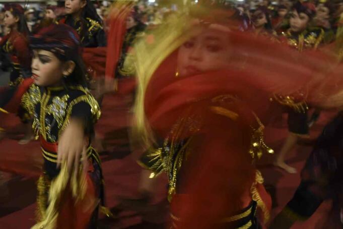 Penari membawakan Tarian Remo saat Festival Tunjungan di Surabaya, Jawa Timur, Selasa (26/7).