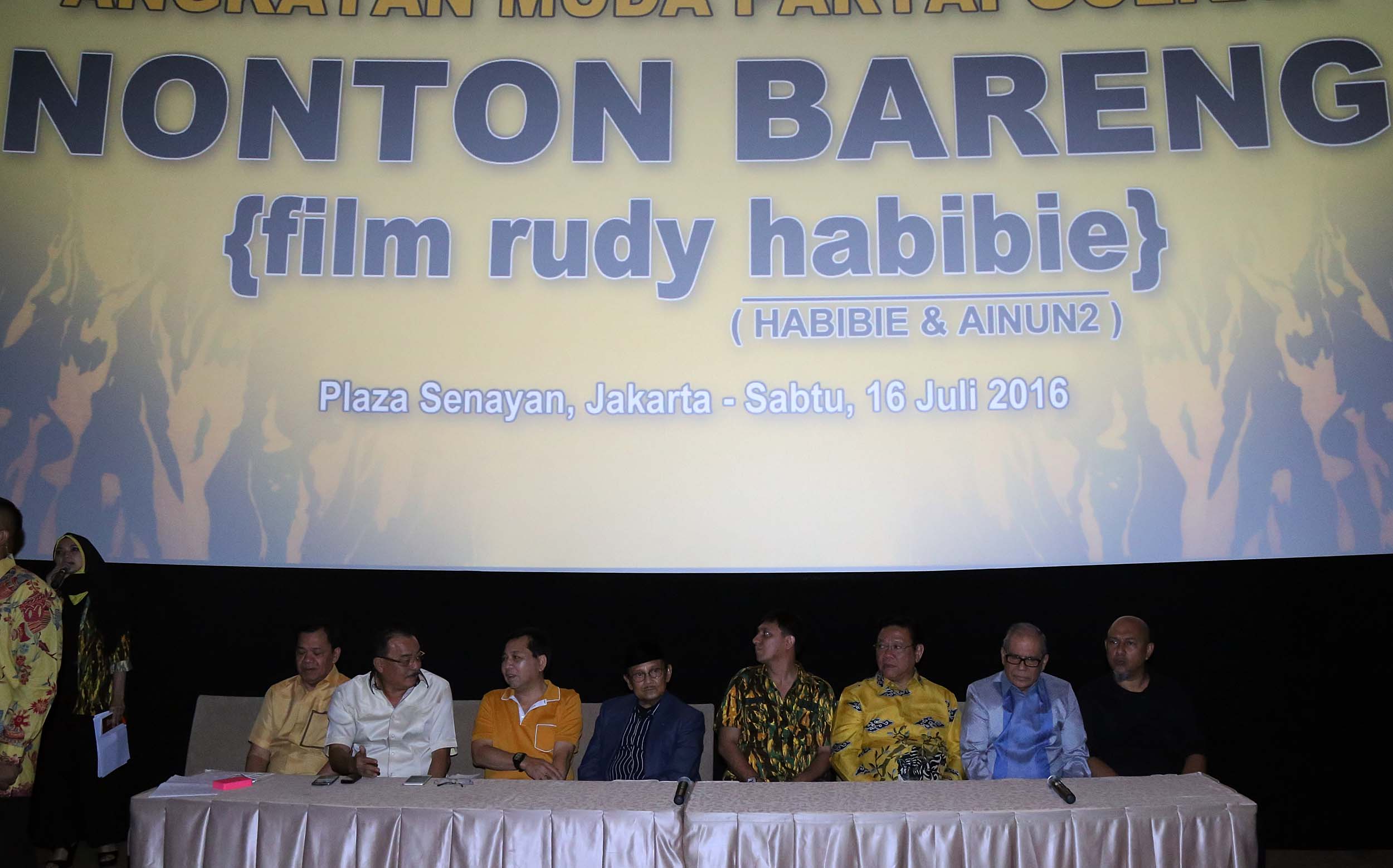 Menonton Rudy Habibie