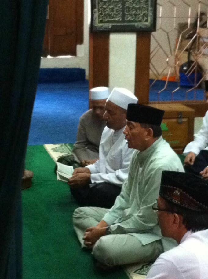 Sjafrie Samsoedin Salat Jumat di Masjid Luar Batang