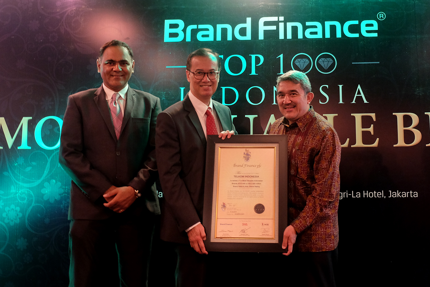 Direktur Innovation & Strategic Portfolio Telkom Indra Utoyo (tengah) menerima penghargaan Indonesia’s Top 100 Most Valuable Brands 20 dari Direktur Pengelola Brand Finance Asia Pasific Samir Dixit (kiri) didampingi Pemimpin Umum SWA Kemal E.Gani (kanan)