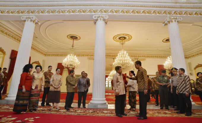 Presiden Joko Widodo (kanan) berbincang dengan Wapres Jusuf Kalla (kedua kanan) di sela-sela acara silaturahmi Idul Fitri 1437 H dengan Pemimpin Lembaga Negara, Menteri Kabinet Kerja di Istana Negara, Jakarta, Senin (11/7).