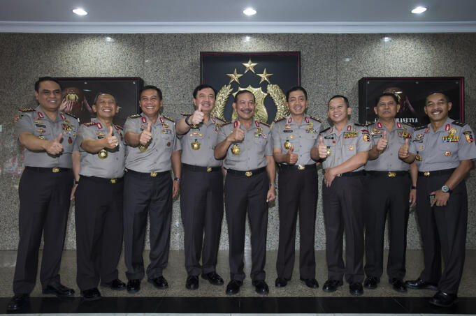 Kapolri Jenderal Pol Badrodin Haiti (kelima kiri) dan Wakil Kapolri Komjen Pol Budi Gunawan (keempat kiri) beserta jajaran perwira tinggi Polri lainnya berfoto bersama sebelum menyambut kedatangan Presiden Joko Widodo di Mabes Polri, Jakarta, Jumat (1/7).