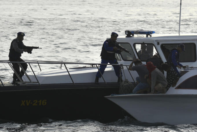 Anggota Polisi Perairan melakukan penyergapan terduga teroris di pesisir pantai Manado, Sulawesi Utara