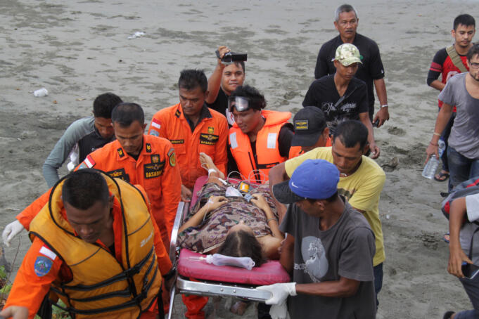 Anggota Basarnas menandu turis Argentina, Lusia (31) korban tabrak kapal motor saat dievakuasi di pelabuhan Ulee Lheue, Banda Aceh, Sabtu (16/7).