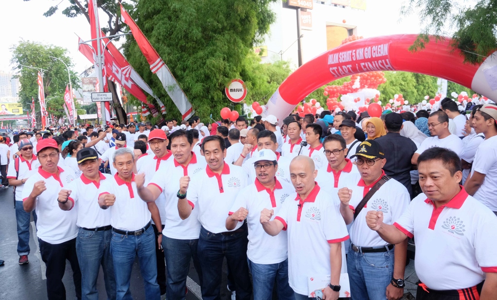 Direktur Enterprise & Business Service Telkom Muhammad Awaluddin (tengah), Direktur Utama Telkomsel Ririek Ardiansyah (paling kanan) beserta seluruh jajaran Direktur BUMN lainnya berfoto bersama sebelum memulai Jalan Sehat 5 Km Go Clean di Surabaya, Minggu (14/8)