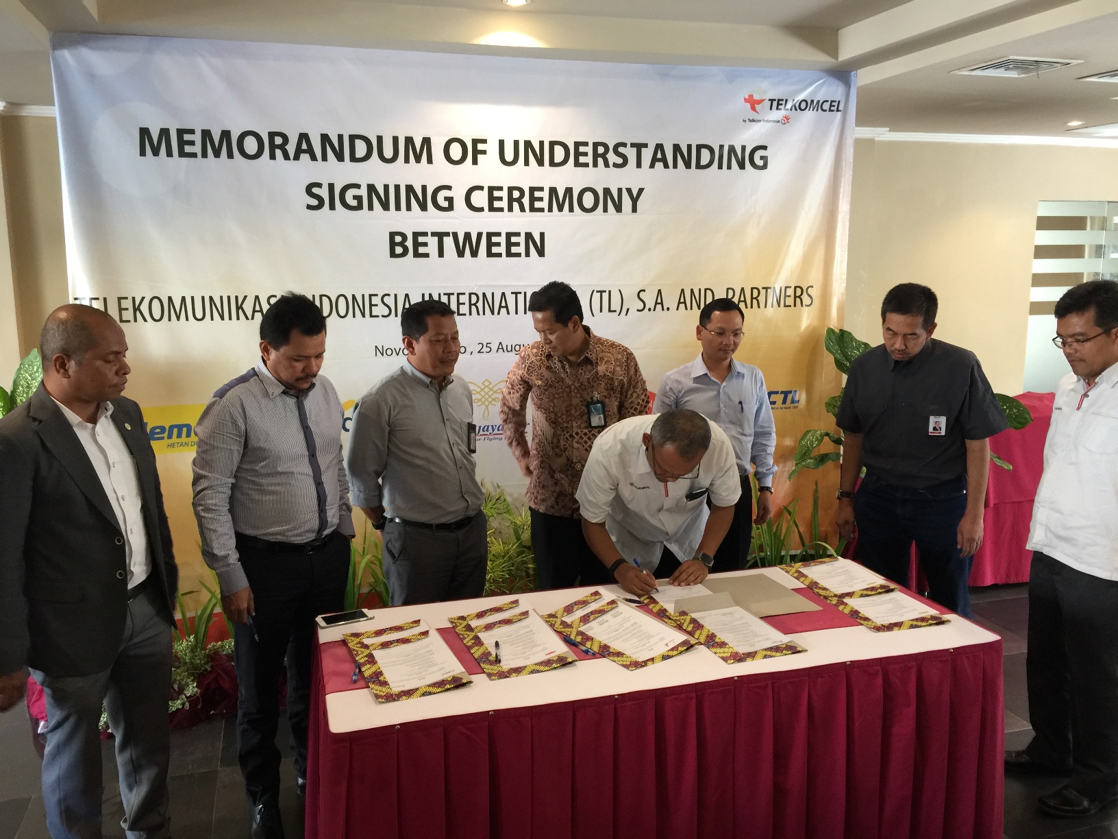 Direktur Enterprise & Business Telkom, Muhammad Awaluddin (kedua kanan) menyaksikan penandatanganan nota kesepahaman antara Telkomcel dengan lima mitra yaitu Telemor, Banco Nacional de Comercio de Timor Leste (BNCTL), Bank Mandiri, Grupo de Media Nacional (GMN) Holding dan Sriwijaya Group di Dili.