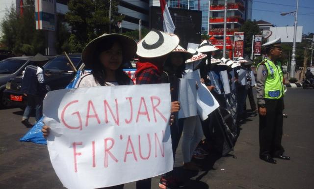 Ibu-ibu Gunung Kendeng Saat Demonstrasi di Bundaran Air Mancur Semarang