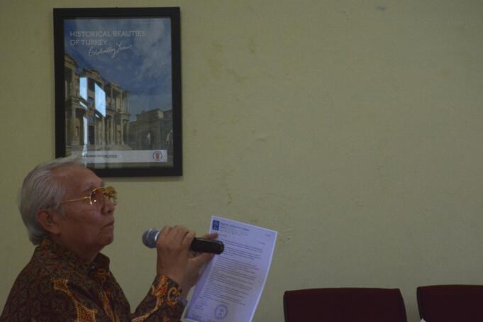 Ketua Pembina Yayasan Pribadi Bandung, Husein Adiwisastra,