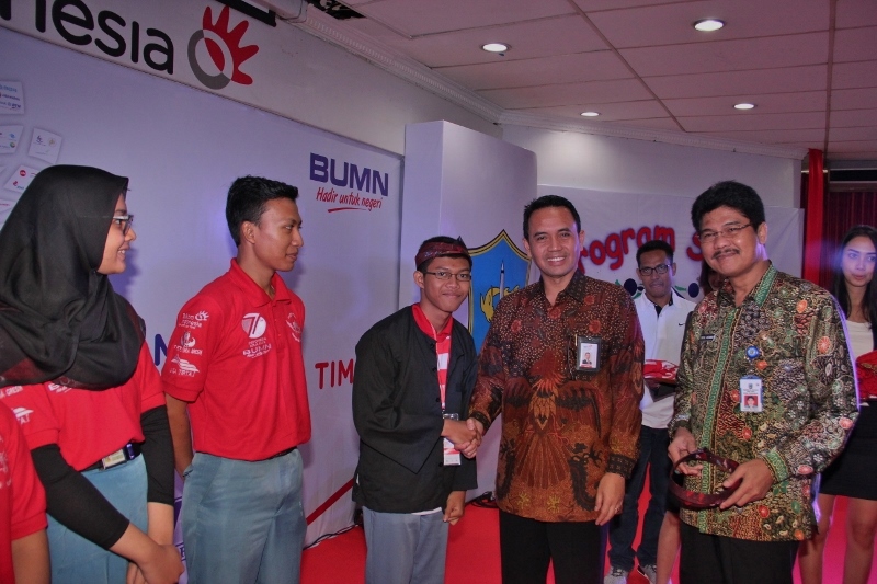 Direktur Human Capital Management Telkom Herdy Harman (kedua kanan) dan Kepala Dinas Pendidikan Provinsi Jatim Dr. Saiful Rachman, MM, M.Pd (kanan) sesaat setelah mengenakan kethu dan baju Madura kepada perwakilan Siswa Mengenal Nusantara dari Jatim yang akan berangkat ke Kendari. Rombongan dilepas di Balairung Telkom Regional V Jatim, Bali-Nusra pada Selasa (02/08) dan akan berada di Kendari sampai 9 Agustus 2016.