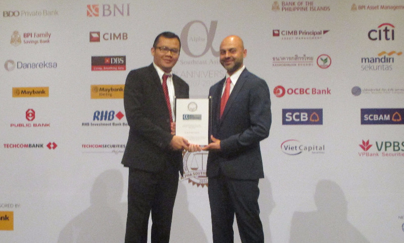 Vice President Corporate Finance Telkom Roby Roediyanto (kiri) menerima penghargaan dari CEO and Publisher Alpha Southeast Asia Siddiq Bazarwala (kanan) pada acara 10th Annual Best Financial Institution Awards and 6th Annual Corporate Awards 2016 di Singapura.