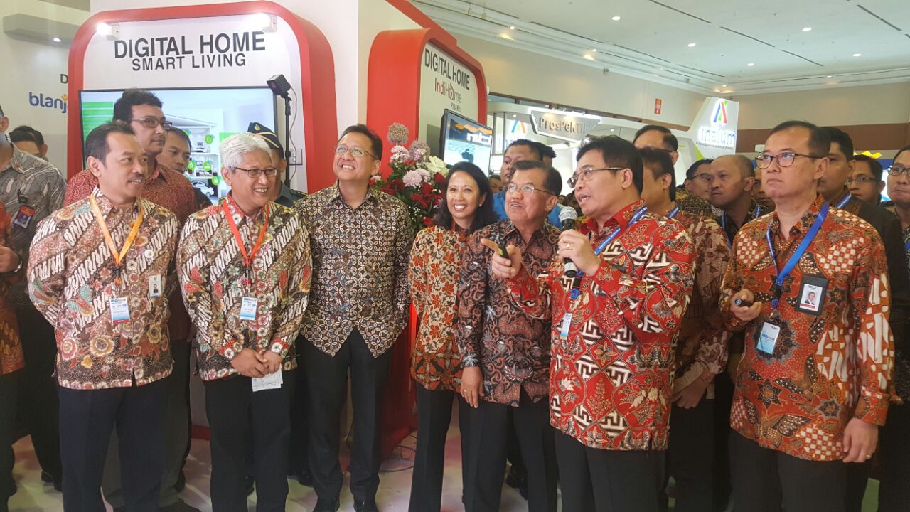 CEO Telkom Group Alex J. Sinaga (kedua kanan) bersama Direktur Digital and Strategic Portfolio Telkom Indra Utoyo (kanan) sedang menjelaskan produk digital blanja.com kepada Wakil Presiden Republik Indonesia Jusuf Kalla didampingi Menteri BUMN Rini Soemarno dalam ajang Indonesia Business and Development Expo 2016 di Jakarta Convention Center, Kamis (8/9).