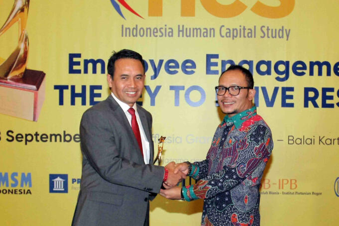 Direktur Human Capital Management Telkom Herdy Harman (kiri) menerima penghargaan Indonesian Human Capital Study (IHCS) 2016 dari Menteri Tenaga Kerja Hanif Dhakiri (kanan) kepada di Balai Kartini Jakarta, Kamis (8/9/2016).