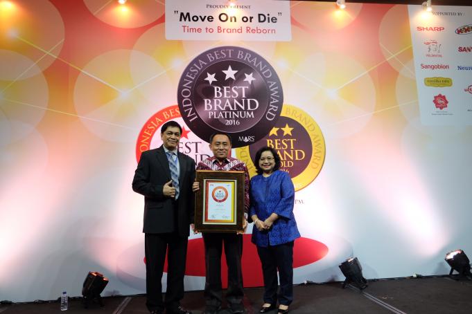 Vice President Marketing Management Telkom, Jemy V Confido (tengah) berfoto bersama Bussines Director SWA Zetta Saraswati (kanan) dan Roy Sembel selaku juri MARS (kiri) usai menerima penghargaan Indonesia Best Brand Award 2016 di Jakarta.
