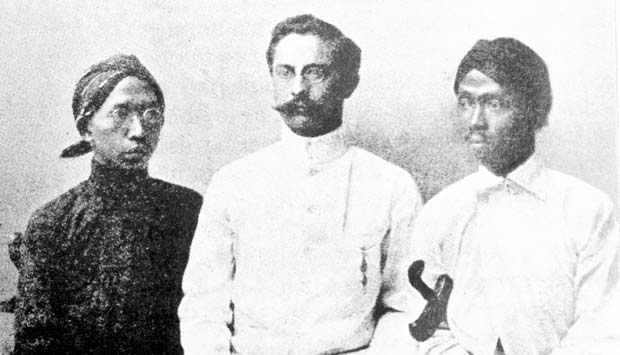 Tiga Serangkai pendiri pergerakan Partai Kebangsaan Indonesia: Soewardi Soerjaningrat (Ki Hajar Dewantara), Ernest Douwes Dekker dan Tjipto Mangunkusumo