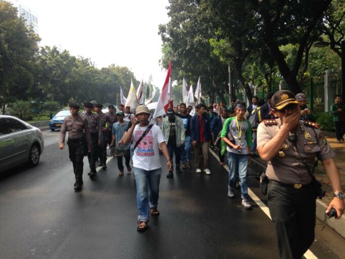 Tolak Rekalamasi, Meski Diguyur Hujan Massa Aksi Tetap Longmarch Menuju Istana Negara