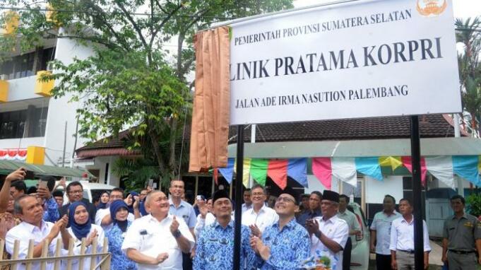 Gubernur Sumatera Selatan Alex Noerdin bersama Ketua Dewan Pengurus Nasional Korpri (Dirjen Kependudukan Kemendagri) Prof. DR. Zudan Arif Fakrulloh, dan Ketua BPJS RI, Prof. Dr. Fahmi Idris melaunching Mini Market Korpri Mart, Kafe Sehat Full Gizi Nabati dan Klinik Pratama Korpri di halaman Gedung Koperasi Korpri Sumsel, Rabu (31/8). sumselprov.go.id