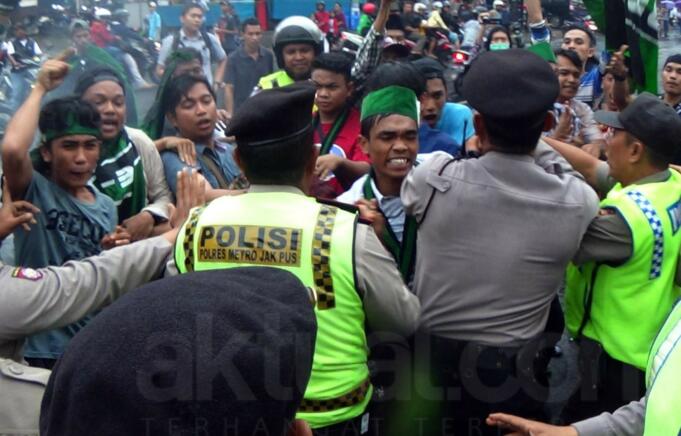 Belasan aktivis dari Himpunan Mahasiswa Islam melakukan aksi demo dan bakar ban di jalan Cikini, Jakarta, Sabtu (8/10/2016). Dalam aksi tersebut mereka menyerukan agar Gubernur DKI Jakarta Basuki Tjahaja Purnama (Ahok) mempertanggung jawabkan pernyaraannya terkait pelecehan surat Al Maidah ayat 51 beberapa waktu lalu. Aktual/Tino Oktaviano