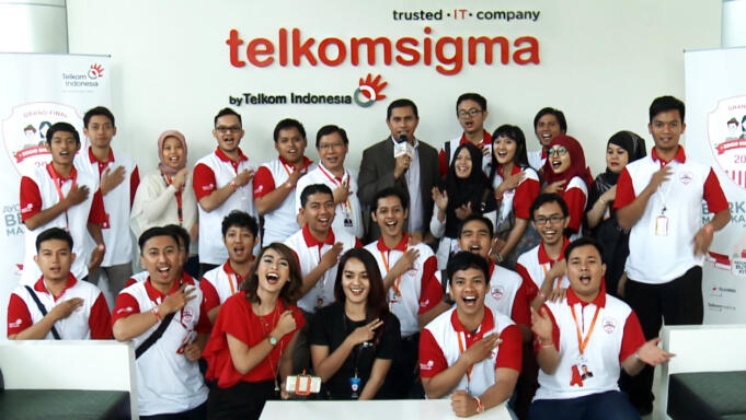 Peserta Socio Digi Leaders berfoto bersama dengan Direktur Business Data Center and Managed Services TelkomSigma, Andreuw Th.A.F (tengah) dalam kegiatan company visit TelkomGroup.