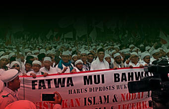 Kepung Balai Kota, Massa: Tangkap Si Ahok Sekarang Juga! Massa ‘Aksi Bela Islam’ berunjuk rasa menuntut Gubernur DKI Basuki Tjahaja Purnama segera diproses hukum kasus dugaan penistaan agama. (ilustrasi/aktual.com)