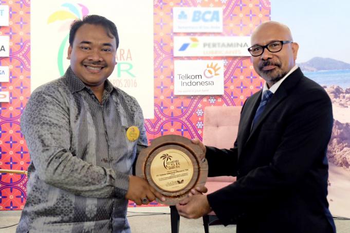 Mewakili Telkom, Asisten Vice President External Communication Telkom Pujo Pramono (kiri) menerima penghargaan Nusantara CSR Awards 2016 dari Chairman The La Tofi School of CSR La Tofi (kanan) di Jakarta.