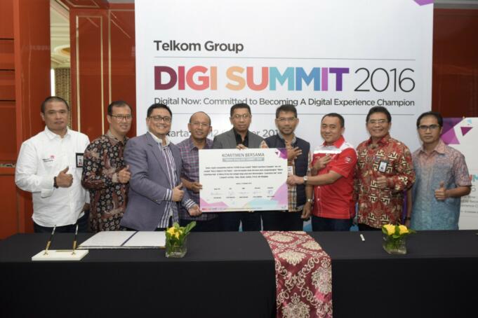 CEO Telkom Group Alex J Sinaga (kedua Kanan) bersama Direktur Wholesale & International Service selaku PGS Direktur Enterprise & Business Service Telkom Honesti Basyir (kanan), Direktur Consumer Service Telkom Dian Rachmawan (kiri), Direktur Digital & Strategic Portfolio Telkom Indra Utoyo (kedua kiri) berfoto usai penandatangan Komitmen besama yang dilakukan oleh Senior Vice President Media & Digital Business Joddy Hernady (ketiga kiri), Executive General Manager Divisi Digital Service Arief Musta’in (keempat kiri), CEO Metranet Setyo Budianto (tengah), EGM Divisi TV Video Aris Hartoni (keempat kanan) dan Vice President Marketing Management Jemy Confindo (ketiga kanan) di Jakarta, Rabu (12/10). Penandatangan Komitmen Bersama ini guna mewujudkan Telkom Group menjadi Digital Experience Champion dan visi menjadi King of Digital in the Region.