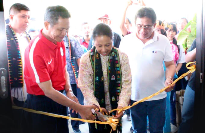 Menteri BUMN Rini M. Soemarno (tengah) bersama Bupati Manggarai Barat Agustinus Ch Dula (Kedua Kiri) yang disaksikan Direktur Utama Telkom Alex J. Sinaga (kanan) saat meresmikan Rumah Kreatif BUMN di Labuan Bajo, Kabupaten Manggarai Barat, Sabtu (29/10). Rumah Kreatif BUMN merupakan wujud Sinergi BUMN yang dicanangkan Kementerian BUMN dalam meningkatkan kompetensi UMKM di seluruh Indonesia.