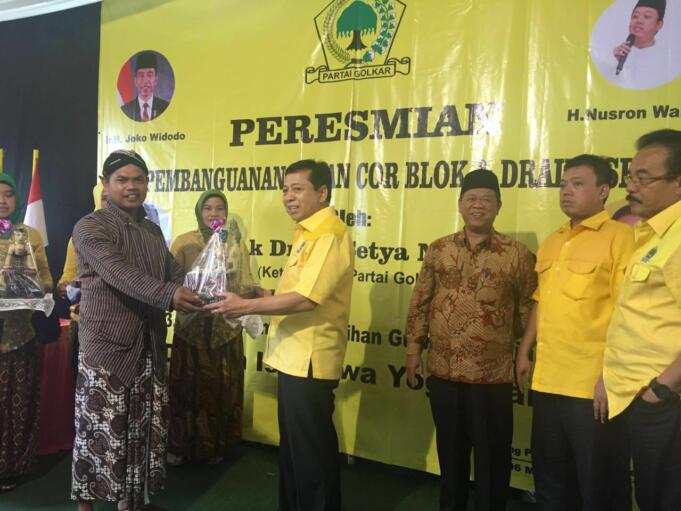 Setya Novanto Meresmikan Bantuan Pembangunan Jalanan Corblock di Bantul