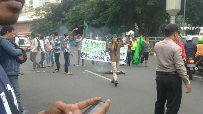 Kader HMI Demo di Jalan Cikini Desak Kepolisian Segera Proses Laporan Penistaan Agama yang dilakukan Gubernur Jakarta
