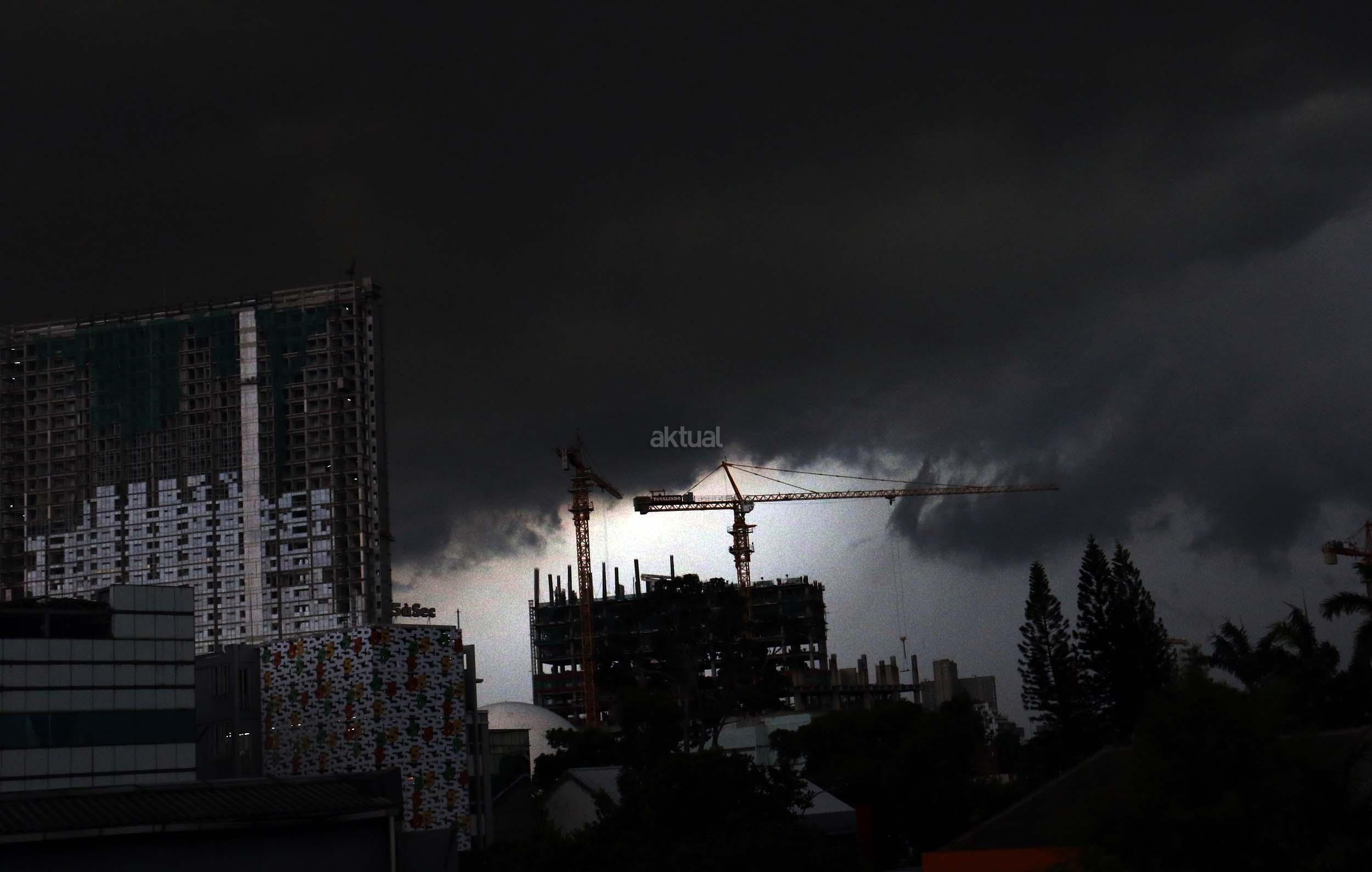 Cuaca Ekstrem Langit Jakarta Terus Digelayuti Awan Hitam Hingga Februari Terhangat Terpercaya